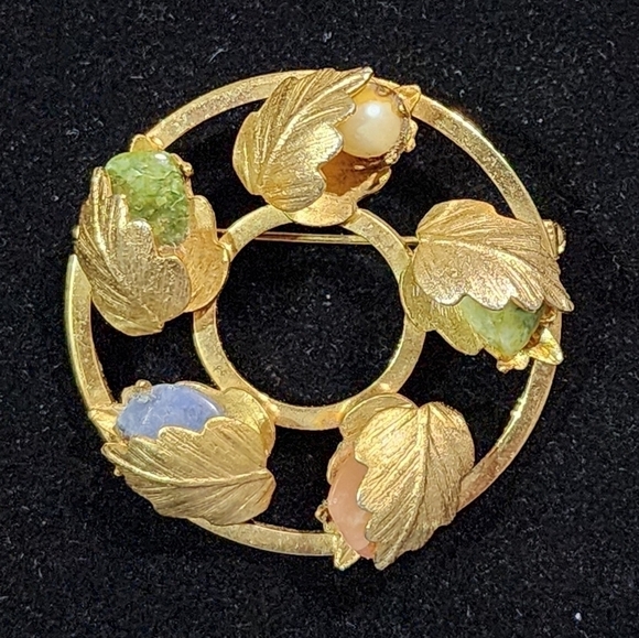 Vintage Jewelry - Sarah Coventry Vintage Goldtone semiprecious stone leaf wreath brooch pin